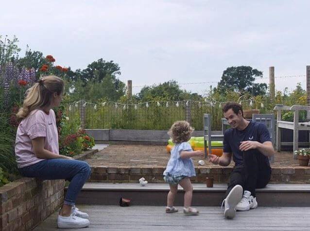Edie Murray playing with her parents, Andy Murray and Kim Sears.